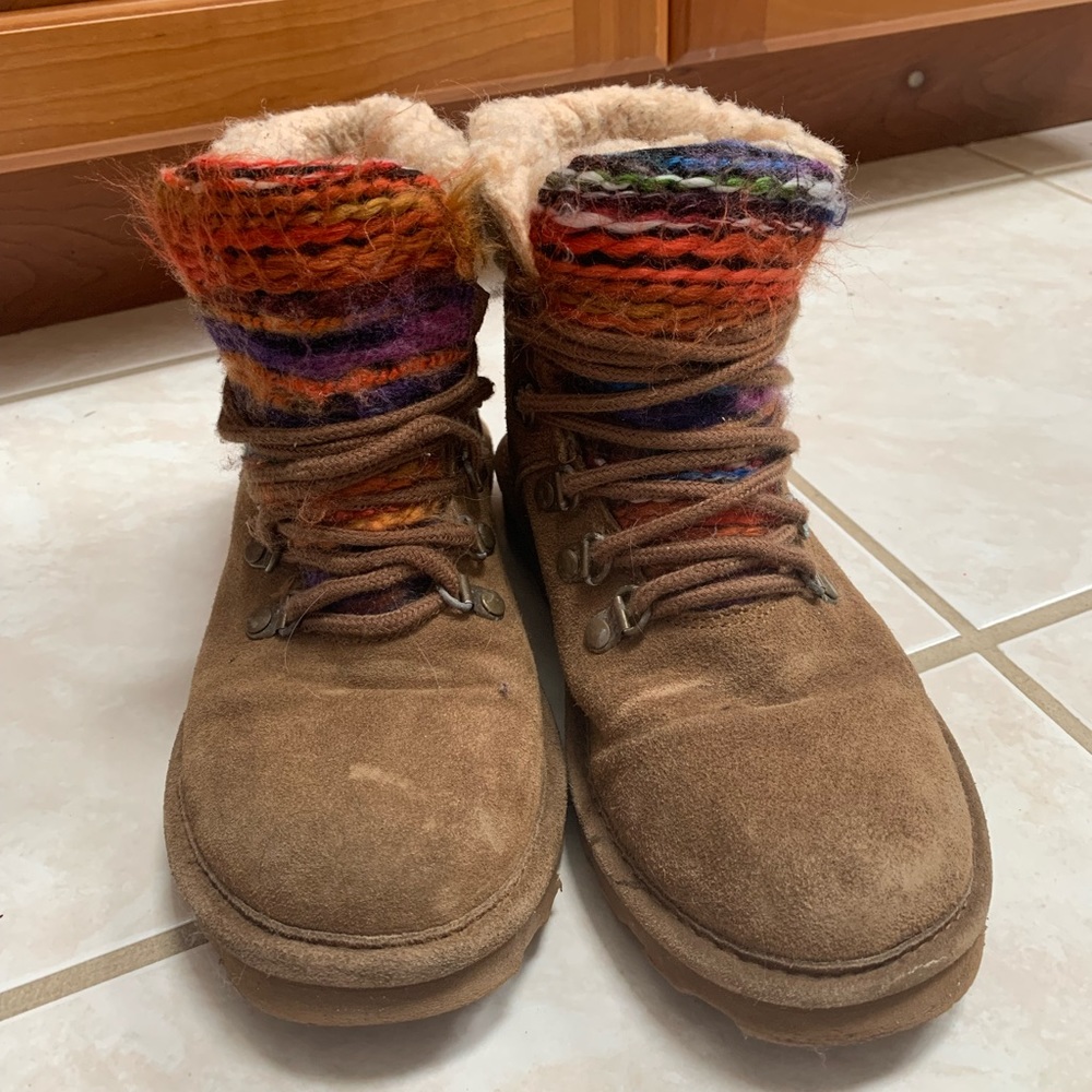 bearpaw size 7: multicolored and beige fur boots